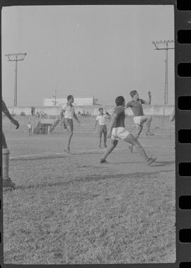 Fotografia "CAMPEONATO CARIOCA DE PROFISSIONAIS DE 1963 (1º TURNO) Jogos - Campeonato Carioca. Flamengo x Madureira (5 x 0) - Vasco x América (2 x 0) e Fluminense x Portuguesa (1 x 1). e Peter Kedzierski, homem voador dos EUA, (Vôo)" ([Local n/d] , 1963) [negativo]. / Fotógrafo(a): Equipe.  -- ITEM-0113.