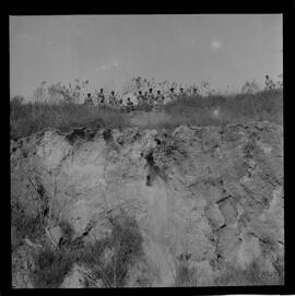 Fotografia "Manobras em Ribeirão das Lages (Paraquedistas: Sobrevivência na Selva operação); 'PARAQUEDISTAS' PARAQUEDISTAS em manobra em Ribeirão das Lages" ([Local n/d] , 1963) [negativo]. / Fotógrafo(a): Méra; Caban.  -- ITEM-0059.