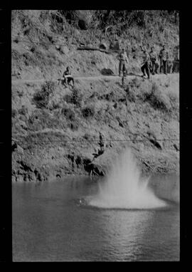 Fotografia "Manobras em Ribeirão das Lages (Paraquedistas: Sobrevivência na Selva operação); 'PARAQUEDISTAS' PARAQUEDISTAS em manobra em Ribeirão das Lages" ([Local n/d] , 1963) [negativo]. / Fotógrafo(a): Méra; Caban.  -- ITEM-0045.