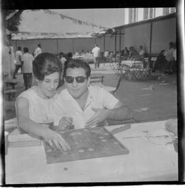 Fotografia "PENITEMCIARIA [PENITENCIÁRIA] CENTRAL' 'DIA DO PAPAI' Dia do Papai no PRESÍDIO (Festividades pelo 'Dia do Papai' na Penitenciária Central', Reportagem de Nelson Silva" ([Local n/d] , 1963) [negativo]. / Fotógrafo(a): Ferreira.  -- ITEM-0005.