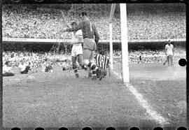 Fotografia "Futebol - R.J. (Campeonato Carioca - Jogo Botafogo x Fluminense), Seção: Esportes" ([Local n/d] , [Data n/d]) [negativo]. / Fotógrafo(a): Equipe.  -- ITEM-0127.