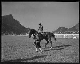 Fotografia "Esporte - Turfe" ([Local n/d] , [Data n/d]) [negativo]. / Fotógrafo(a): Ernani Contursi.  -- ITEM-0004.