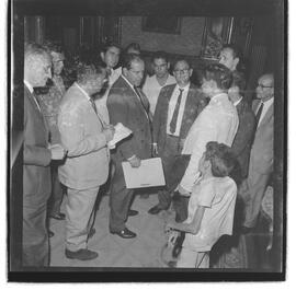 Fotografia "- PAL. LARANJEIRAS - JANGO; GOULART;; Jango. presidente recebe diversos comissões" ([Local n/d] , 1962) [negativo]. / Fotógrafo(a): Ferreira.  -- ITEM-0012.