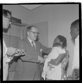 Fotografia "Garrincha - (Senhora) Caso do Desquite de Garrincha em Páu Grande (Reportagem em sua residência com festividades de aniversário de uma de suas Filhas), Reportagem de Oscar Cardoso" ([Local n/d] , 1963) [negativo]. / Fotógrafo(a): Joel.  -- ITEM-0014.