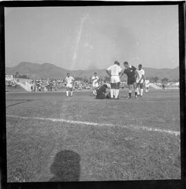 Fotografia "FUTEBOL = 'CAMPEONATO CARIOCA DE PROFISSIONAIS' Jogo Flamengo x Botafogo (3 x 1), America x Portuguesa (2 x 1), Madureira x Bangu (1 x 2), C. Grande x S. Cristovão (1 x 0) e C. Rio x Olaria (1 x 7), Reportagem de Esporte" ([Local n/d] , 1963) [negativo]. / Fotógrafo(a): Equipe.  -- ITEM-0353.