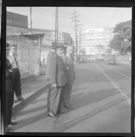 Fotografia "Caso Hélio Fernandes - visitas dos advogados de seus advogados Prado Kelli e Prudente de Morais Neto e sua esposa Sra. Rosinha Fernandes e seu irmão Millor Fernandes, no Quartel da PM), Reportagem de Nelson Silva" ([Local n/d] , 1963) [negativo]. / Fotógrafo(a): Alvaro.  -- ITEM-0012.