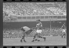 Fotografia "Jogos Campeonato Carioca; 'CAMPEONATO CARIOCA DE 1963' de PROFISSIONAIS (1º Turno) Jogos Vasco x Fluminense (3 x 1) Botafogo x Canto do Rio (3 x 0) America x Madureira (5 x 2) e Olaria x Portuguesa, Reportagem de Esporte" ([Local n/d] , 1963) [negativo]. / Fotógrafo(a): Equipe.  -- ITEM-0017.