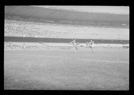 Fotografia "CAMPEONATO CARIOCA DE PROFISSIONAIS DE 1963 (1º TURNO) Jogos - Campeonato Carioca. Flamengo x Madureira (5 x 0) - Vasco x América (2 x 0) e Fluminense x Portuguesa (1 x 1). e Peter Kedzierski, homem voador dos EUA, (Vôo)" ([Local n/d] , 1963) [negativo]. / Fotógrafo(a): Equipe.  -- ITEM-0127.