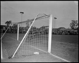 Fotografia "Esporte - Futebol, Jogos do dia 16 de dezembro de 1951" ([Local n/d] , 1951) [negativo]. / Fotógrafo(a): Equipe.  -- ITEM-0001.