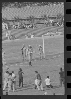 Fotografia "CAMPEONATO CARIOCA DE PROFISSIONAIS DE 1963 (1º TURNO) Jogos - Campeonato Carioca. Flamengo x Madureira (5 x 0) - Vasco x América (2 x 0) e Fluminense x Portuguesa (1 x 1). e Peter Kedzierski, homem voador dos EUA, (Vôo)" ([Local n/d] , 1963) [negativo]. / Fotógrafo(a): Equipe.  -- ITEM-0121.