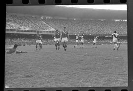 Fotografia "Jogos Campeonato Carioca; 'CAMPEONATO CARIOCA DE 1963' de PROFISSIONAIS (1º Turno) Jogos Vasco x Fluminense (3 x 1) Botafogo x Canto do Rio (3 x 0) America x Madureira (5 x 2) e Olaria x Portuguesa, Reportagem de Esporte" ([Local n/d] , 1963) [negativo]. / Fotógrafo(a): Equipe.  -- ITEM-0206.