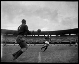 Fotografia "Futebol - Jogos diversos de domingo dia 30/12/1951" ([Local n/d] , 1951) [negativo]. / Fotógrafo(a): [Autoria n/d].  -- ITEM-0040.