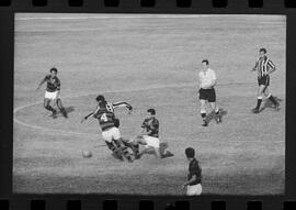 Fotografia "FUTEBOL = 'CAMPEONATO CARIOCA DE PROFISSIONAIS' Jogo Flamengo x Botafogo (3 x 1), America x Portuguesa (2 x 1), Madureira x Bangu (1 x 2), C. Grande x S. Cristovão (1 x 0) e C. Rio x Olaria (1 x 7), Reportagem de Esporte" ([Local n/d] , 1963) [negativo]. / Fotógrafo(a): Equipe.  -- ITEM-0133.