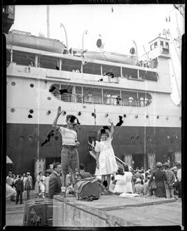 Fotografia "Polícia Marítima - chegada de emigrantes" ([Local n/d] , [Data n/d]) [negativo]. / Fotógrafo(a): Oswaldo Matos.  -- ITEM-0004.