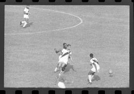 Fotografia "CAMPEONATO CARIOCA DE PROFISSIONAIS DE 1963 (1º TURNO) Jogos - Campeonato Carioca. Flamengo x Madureira (5 x 0) - Vasco x América (2 x 0) e Fluminense x Portuguesa (1 x 1). e Peter Kedzierski, homem voador dos EUA, (Vôo)" ([Local n/d] , 1963) [negativo]. / Fotógrafo(a): Equipe.  -- ITEM-0072.