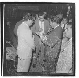 Fotografia "- PAL. LARANJEIRAS - JANGO; GOULART;; Jango. presidente recebe diversos comissões" ([Local n/d] , 1962) [negativo]. / Fotógrafo(a): Ferreira.  -- ITEM-0002.