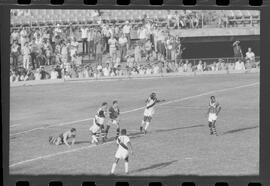 Fotografia "Jogos Campeonato Carioca; 'CAMPEONATO CARIOCA DE 1963' de PROFISSIONAIS (1º Turno) Jogos Vasco x Fluminense (3 x 1) Botafogo x Canto do Rio (3 x 0) America x Madureira (5 x 2) e Olaria x Portuguesa, Reportagem de Esporte" ([Local n/d] , 1963) [negativo]. / Fotógrafo(a): Equipe.  -- ITEM-0123.