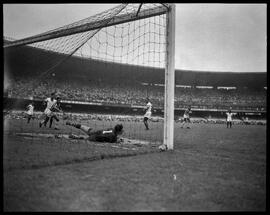 Fotografia "Esporte - Futebol, Jogos do dia 16 de dezembro de 1951" ([Local n/d] , 1951) [negativo]. / Fotógrafo(a): Equipe.  -- ITEM-0002.