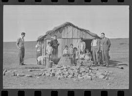 Fotografia "Rep. pelo SUL DO BRASIL (ESPECIAL); 'REPORTAGEM ESPECIAL DE 'UH' 'CONTRABANDO DE ARMAS, Em S. PAULO, SANTA CATARINA, RIO GRANDE DO SUL ETC...' Reportagem feita pela equipe de 'UH'), Reportagem de Amado Ribeiro" ([Local n/d] , 1963) [negativo]. / Fotógrafo(a): Paulo Reis.  -- ITEM-0140.