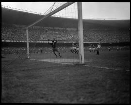 Fotografia "Esporte - Futebol - Palmeiras x Juventus" ([Local n/d] , [Data n/d]) [negativo]. / Fotógrafo(a): Equipe.  -- ITEM-0013.