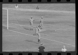 Fotografia "CAMPEONATO CARIOCA DE PROFISSIONAIS DE 1963 (1º TURNO) Jogos - Campeonato Carioca. Flamengo x Madureira (5 x 0) - Vasco x América (2 x 0) e Fluminense x Portuguesa (1 x 1). e Peter Kedzierski, homem voador dos EUA, (Vôo)" ([Local n/d] , 1963) [negativo]. / Fotógrafo(a): Equipe.  -- ITEM-0122.