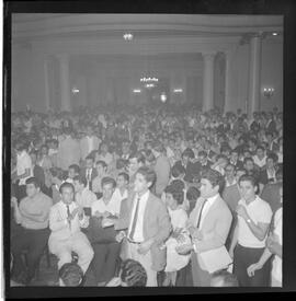 Fotografia "BANCÁRIOS' Bancários reunidos no salão de Autmovel [Automóvel] Clube, Reportagem de Pires" ([Local n/d] , 1963) [negativo]. / Fotógrafo(a): Paulo André.  -- ITEM-0001.