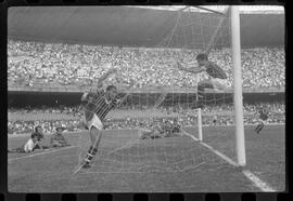 Fotografia "Jogos Campeonato Carioca; 'CAMPEONATO CARIOCA DE 1963' de PROFISSIONAIS (1º Turno) Jogos Vasco x Fluminense (3 x 1) Botafogo x Canto do Rio (3 x 0) America x Madureira (5 x 2) e Olaria x Portuguesa, Reportagem de Esporte" ([Local n/d] , 1963) [negativo]. / Fotógrafo(a): Equipe.  -- ITEM-0149.