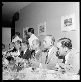 Fotografia "Banquete 'UH' - Classes produtoras e financeiras" ([Local n/d] , [Data n/d]) [negativo]. / Fotógrafo(a): [Autoria n/d].  -- ITEM-0014.