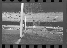 Fotografia "FLUMINENSE X BONSUCESSO; 'CAPEONATO [CAMPEONATO] CARIOCA DE FUTEBOL PROFISSIONAIS' Jogo no Maracanã - Fluminense x Bonsucesso (3x0), sendo que este jogo foi anulado devido a irregularidade havida), Reportagem de Esporte" ([Local n/d] , 1963) [negativo]. / Fotógrafo(a): Demócrito; Ribeiro.  -- ITEM-0073.