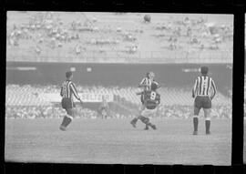 Fotografia "FUTEBOL = 'CAMPEONATO CARIOCA DE PROFISSIONAIS' Jogo Flamengo x Botafogo (3 x 1), America x Portuguesa (2 x 1), Madureira x Bangu (1 x 2), C. Grande x S. Cristovão (1 x 0) e C. Rio x Olaria (1 x 7), Reportagem de Esporte" ([Local n/d] , 1963) [negativo]. / Fotógrafo(a): Equipe.  -- ITEM-0135.