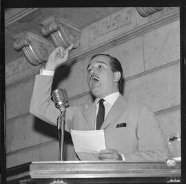 Fotografia "DISCURSO DEP. GAMA FILHO; 'ASSEMBLÉIA LEGISLATIVA' Discurso do Deputado Gama Filho na tribuna da Assembléia Legislativa" ([Local n/d] , 1963) [negativo]. / Fotógrafo(a): Luiz Santos.  -- ITEM-0002.