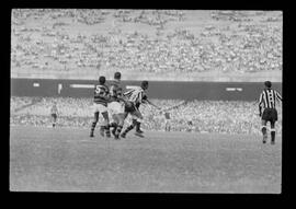 Fotografia "FUTEBOL = 'CAMPEONATO CARIOCA DE PROFISSIONAIS' Jogo Flamengo x Botafogo (3 x 1), America x Portuguesa (2 x 1), Madureira x Bangu (1 x 2), C. Grande x S. Cristovão (1 x 0) e C. Rio x Olaria (1 x 7), Reportagem de Esporte" ([Local n/d] , 1963) [negativo]. / Fotógrafo(a): Equipe.  -- ITEM-0149.