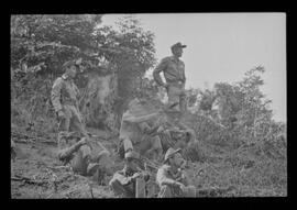 Fotografia "Manobras em Ribeirão das Lages (Paraquedistas: Sobrevivência na Selva operação); 'PARAQUEDISTAS' PARAQUEDISTAS em manobra em Ribeirão das Lages" ([Local n/d] , 1963) [negativo]. / Fotógrafo(a): Méra; Caban.  -- ITEM-0029.