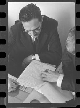 Fotografia "IBAD - ENT. c/ DELEGADO DO 3º D.P.; 'ENTREVISTAS UH' Caso IBAD - entrevista c/ Delegado do 3 D. Policial Dr. Bruno Devichi, Reportagem de Holanda" ([Local n/d] , 1963) [negativo]. / Fotógrafo(a): Luiz Santos.  -- ITEM-0004.