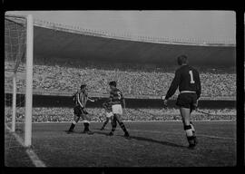 Fotografia "FUTEBOL = 'CAMPEONATO CARIOCA DE PROFISSIONAIS' Jogo Flamengo x Botafogo (3 x 1), America x Portuguesa (2 x 1), Madureira x Bangu (1 x 2), C. Grande x S. Cristovão (1 x 0) e C. Rio x Olaria (1 x 7), Reportagem de Esporte" ([Local n/d] , 1963) [negativo]. / Fotógrafo(a): Equipe.  -- ITEM-0236.