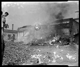 Fotografia "Polícia - incêndio" ([Local n/d] , [Data n/d]) [negativo]. / Fotógrafo(a): Vieira.  -- ITEM-0001.