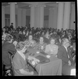 Fotografia "Reunião internacional da Família encerramento; 'CONFERÊNCIA INTERNACIONAL DE FAMÍLIAS' Encerramento da Reunião da Família internacional que contou com a palavra do secretário do Congresso ao Dep. Gama Lima" ([Local n/d] , 1963) [negativo]. / Fotógrafo(a): Alvaro.  -- ITEM-0002.