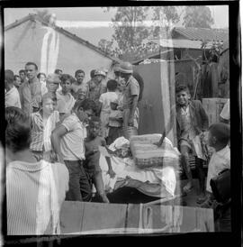 Fotografia "FAVELAS' Despejo de Favelas em Bonsucesso (Favela Nova Brasília em Bonsucesso), Reportagem de Paulo Cordeiro" ([Local n/d] , 1963) [negativo]. / Fotógrafo(a): Ribeiro.  -- ITEM-0004.