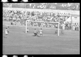 Fotografia "CAMPEONATO CARIOCA DE PROFISSIONAIS DE 1963' (1º TURNO) Jogo Botafogo x Campo Grande (2 x 0)" ([Local n/d] , 1963) [negativo]. / Fotógrafo(a): Demócrito; Ribeiro.  -- ITEM-0032.