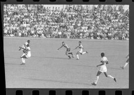 Fotografia "Campeonato Carioca de Profissionais de 63 (1° Turno) Esporte - jogo Fluminense (1 x 0) Bonsucesso" ([Local n/d] , 1963) [negativo]. / Fotógrafo(a): Democrito.  -- ITEM-0094.