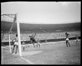 Fotografia "Esporte - Futebol América x Botafogo" ([Local n/d] , [Data n/d]) [negativo]. / Fotógrafo(a): Ângelo.  -- ITEM-0001.