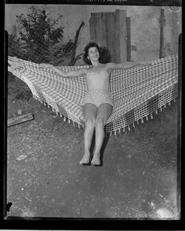 Fotografia "Concurso de Beleza - R.J. (Rainha do Verão)" ([Local n/d] , [Data n/d]) [negativo]. / Fotógrafo(a): [Autoria n/d].  -- ITEM-0004.