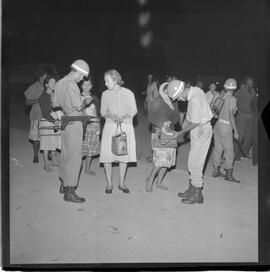 Fotografia "Blitz Policial na Favela do Esqueleto c/ [Duarte]; 'BATIDAS POLICIAIS' 'Blitz' Policial na Favela de Esqueleto, no Maracanã, Reportagem de Duarte" ([Local n/d] , 1963) [negativo]. / Fotógrafo(a): José Gomes; Gomes.  -- ITEM-0010.