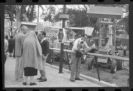 Fotografia "Exp. Americana na Quinta da Bôa Vista; 'EXPOSIÇÃO 'ALIADOS NO PROGRESSO' Exposição Americana na Quinta da Bôa Vista (Reportagem)" ([Local n/d] , 1963) [negativo]. / Fotógrafo(a): Luiz Pinto.  -- ITEM-0007.