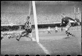 Fotografia "Futebol - R.J. (Campeonato Carioca - Jogo Botafogo x Fluminense), Seção: Esportes" ([Local n/d] , [Data n/d]) [negativo]. / Fotógrafo(a): Equipe.  -- ITEM-0102.