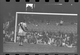 Fotografia "Jogos Campeonato Carioca; 'CAMPEONATO CARIOCA DE 1963' de PROFISSIONAIS (1º Turno) Jogos Vasco x Fluminense (3 x 1) Botafogo x Canto do Rio (3 x 0) America x Madureira (5 x 2) e Olaria x Portuguesa, Reportagem de Esporte" ([Local n/d] , 1963) [negativo]. / Fotógrafo(a): Equipe.  -- ITEM-0029.