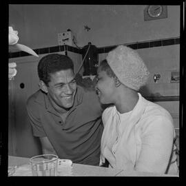 Fotografia "Caso Elza Soares - Garrincha, Reportagem de Zé Carlos" ([Local n/d] , 1963) [negativo]. / Fotógrafo(a): Álvaro.  -- ITEM-0004.