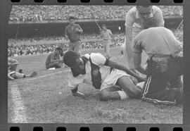 Fotografia "Jogos Campeonato Carioca; 'CAMPEONATO CARIOCA DE 1963' de PROFISSIONAIS (1º Turno) Jogos Vasco x Fluminense (3 x 1) Botafogo x Canto do Rio (3 x 0) America x Madureira (5 x 2) e Olaria x Portuguesa, Reportagem de Esporte" ([Local n/d] , 1963) [negativo]. / Fotógrafo(a): Equipe.  -- ITEM-0069.