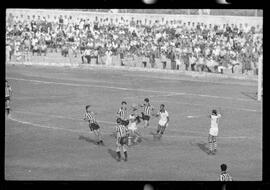 Fotografia "CAMPEONATO CARIOCA DE PROFISSIONAIS DE 1963' (1º TURNO) Jogo Botafogo x Campo Grande (2 x 0)" ([Local n/d] , 1963) [negativo]. / Fotógrafo(a): Demócrito; Ribeiro.  -- ITEM-0055.