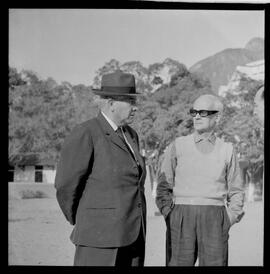 Fotografia "SWEPATAKE [SWEEPTAKE]' DE 1963' (G.P. BRASIL DE 1963) Reportagem com a Coberturas do G.P. Brasil, no Hip. da Gávea com Luiz Rigoni, Manoel Bezerra da Silva, Juan Marchant e Hector Pilar e o cavalo (CENCERRO), Reportagem de Santório" ([Local n/d] , 1963) [negativo]. / Fotógrafo(a): Diniz.  -- ITEM-0010.